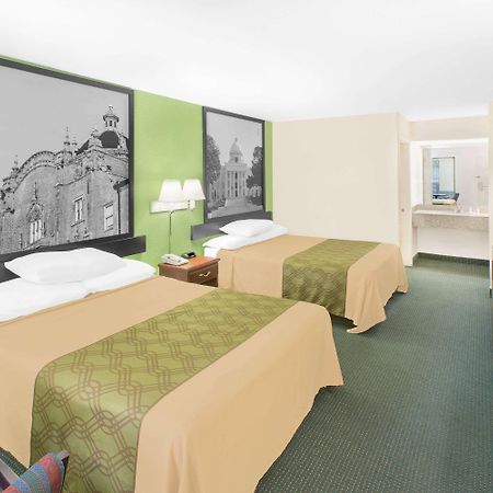 Super 8 By Wyndham Mobile Exterior foto