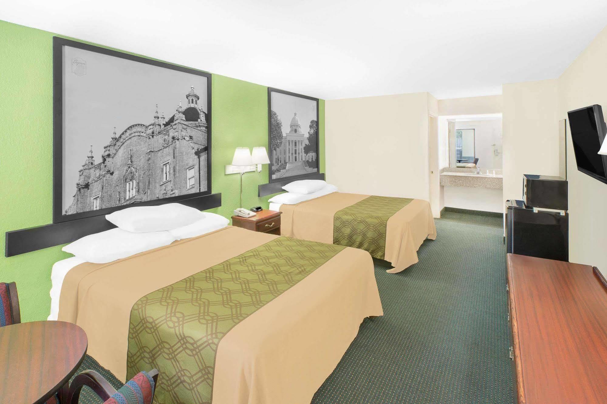 Super 8 By Wyndham Mobile Exterior foto